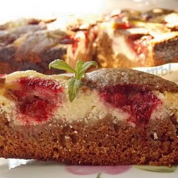 Шоколадно-кофейно-творожный пирог с клубникой