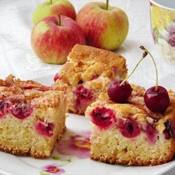 Пирог с яблоками и вишней