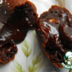 Теплое шоколадное пирожное с жидкой начинкой