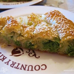 Пирог из теста фило со шпинатом и сыром. Ингредиенты: тесто фило, шпинат, сыр