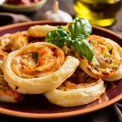 Фантазируем и печем: рецепты из слоеного теста на каждый день