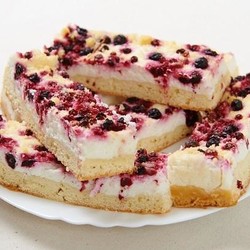 Творожный пирог со смородиной: нежная начинка будто тает во рту