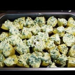 Просто выкладываем картошку на противень, смазываем заливкой и получаем вкуснейший гарнир