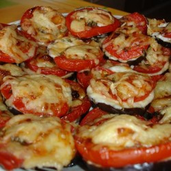 Баклажаны или кабачки в духовке с помидорами и сыром