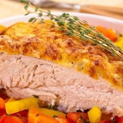 Запеченная куриная грудка под сметанным соусом