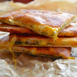 Лаваш с яйцом и сыром на сковороде: вкусные рецепты | Женский портал