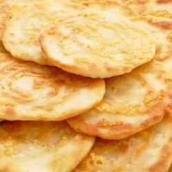 Быстрые сырные лепешки на сковороде: сметут со стола за минуту