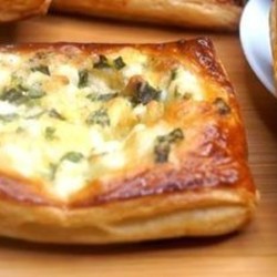 Готовим ленивые пирожки с зеленым луком и яйцами: простой рецепт