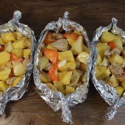 Вкуснее блюда не найдешь. Картофель получается сочным и аппетитным. Пальчики оближешь