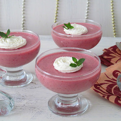 Клубничное суфле со сгущенным молоком