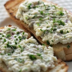 Гренки с селедочным маслом