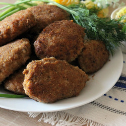 Сочные мясные котлеты с кускусом и шампиньонами