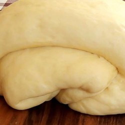 Такое тесто мягкое, как подушка, благодаря всего одному простому ингредиенту