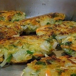 Блюдо настоящих гурманов — луковые котлеты с картофелем и зеленью!