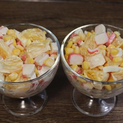 Такой салат обязательно принесет праздничное настроение. Яркий и вкусный