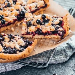 Пирог с черной смородиной