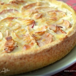 Немецкий яблочный пирог с йогуртом и миндальными лепестками