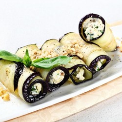 Рулетики из баклажанов с брынзой и грецким орехом