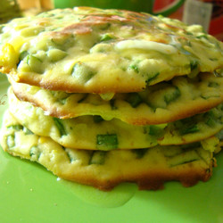 Лепёшки с зелёным луком и яйцом.
