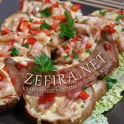 Горячие бутерброды с сыром, перцем и ветчиной