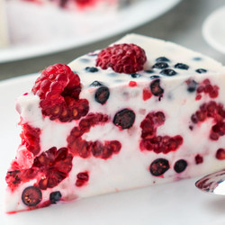 Ягодный летний торт без выпечки