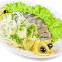 Селедка с уксусом и луком