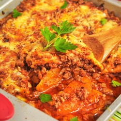 Ломтики тыквы, запеченные с мясным фаршем и томатами