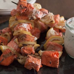 Лосось-гриль с лимоном на шпажках