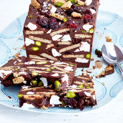 Kalter Hund mit Baiser und Pistazien