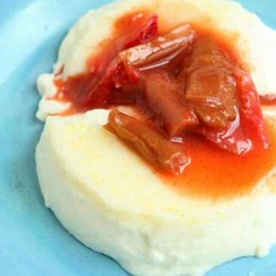 Панна Котта с клубникой и сиропом из ревеня