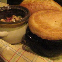 Горшочки с курицей, овощами и крышкой из теста