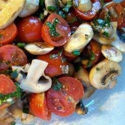 Салат из помидоров черри, шампиньонов и базилика