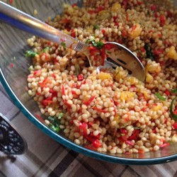 Полезный салат с цельным зерном, сладким перцем и апельсином