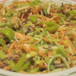 Салат из лука-порея с яблоком