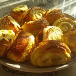 Слойки с творожной начинкой и изюмом