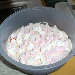 Mascarpone mit Erdbeeren und Baiser