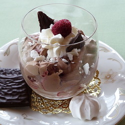 Schoko-Minz-Dessert mit Himbeeren