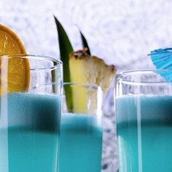 Коктейль с ромом «Голубой гаваец»