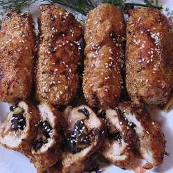 Куриные рулеты с черносливом и сметанным соусом