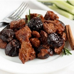 Сочная говядина с луком и черносливом