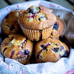 Быстрые маффины с черной смородиной