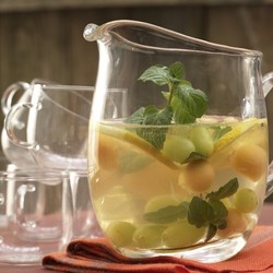 Виноградная сангрия с дыней и мятой