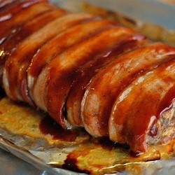 Фаршированный рулет в соусе барбекю с беконом