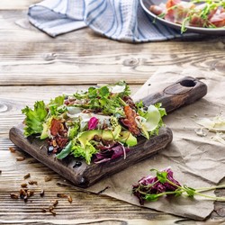 Зеленый салат с беконом и авокадо