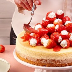 Cheesecake mit gefüllten Erdbeeren & Erdbeersoße