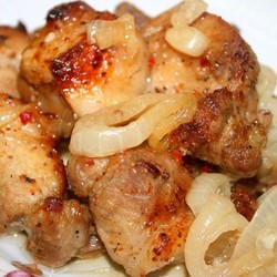 Шашлык из свинины на луковой подушке в духовке