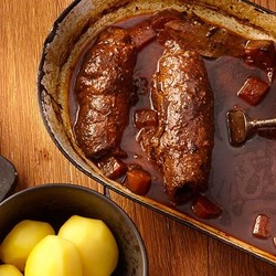 Klassische Rouladen mit Salzkartoffeln und Rotkohl