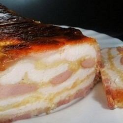 Мясной рулет в копченом беконе