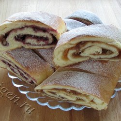 Сладкий рулет с повидлом на дрожжевом тесте