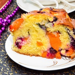 Заливной пирог с абрикосами и черной смородиной